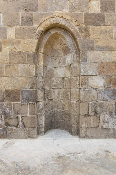 Кам'яна стіна з вбудованою нішею — стокове фото