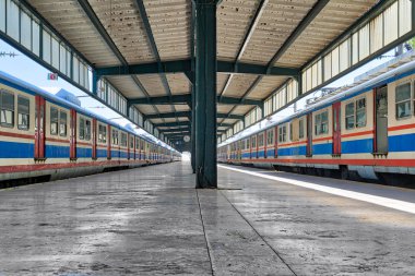 Haydarpasha demiryolu terminali ile metal kafes ve iki renkli durdurulmuş trenler, Kadıköy, Istanbul, Türkiye
