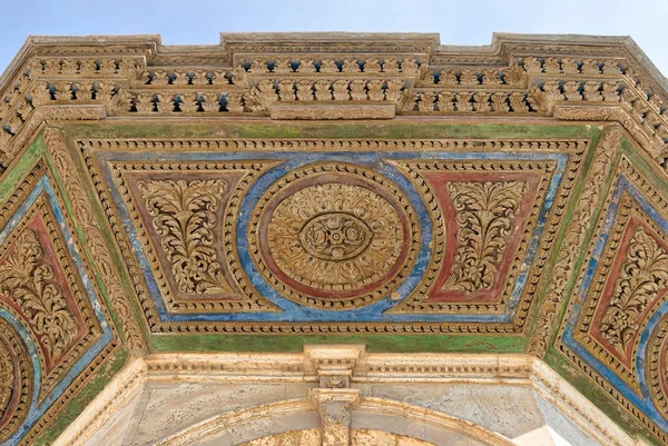 Colorido panel decorativo del techo de la fuente de ablución en frente de la Gran Mezquita de Muhammad Ali Pasha, Ciudadela de El Cairo, Egipto —  Fotos de Stock