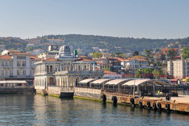 Buyukada (Prenses Island) Feribot Terminali'ne, yaz evleri ve Yeşil dağlar, Istanbul, Türkiye