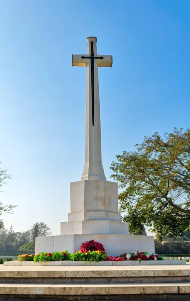 Monumento a la Cruz del Sacrificio en el Cementerio de Guerra de la Mancomunidad de Heliópolis, El Cairo, Egipto — Foto de Stock