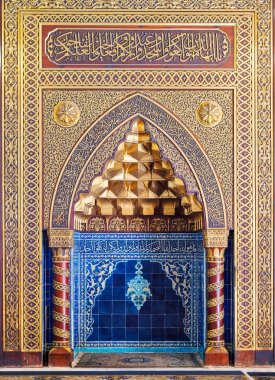 Altın süslü kemerli mihrap (niş) çiçek desenli mavi Türk Seramik ve Arapça hat, Cairo, Mısır