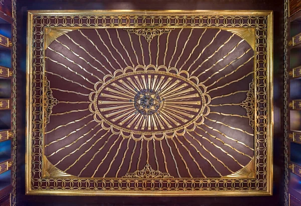 오스만 제국, 카이로, 이집트의 옛 국기에서 영감 을된 태양 광선에 따라 디자인 나무 황금 화려한 천장 — 스톡 사진