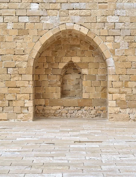 Каменная стена со встроенной нишей — стоковое фото