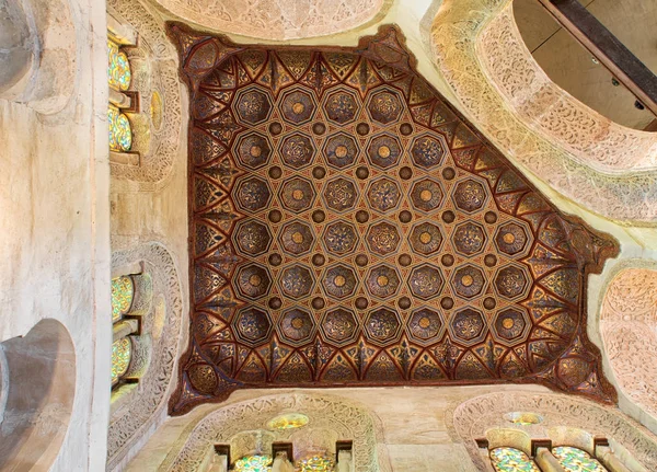 나무 황금 화려한 천장 — 스톡 사진