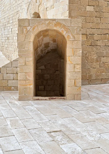 Entrada de cripta antiga, parede de pedra de tijolos e piso de pedra ladrilhada — Fotografia de Stock