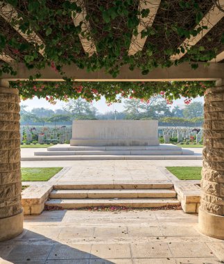 Mezarlık giriş iki taş tuğla sütunları ve yeşil tırmanıcı bitkiler