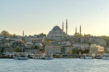 Istanbul şehir manzaralı Haliç ile Eminönü (Turyol) Feribot Terminali ve Süleymaniye Camii gün batımına, Istanbul, Türkiye'de bakan Galata Köprüsü'nden