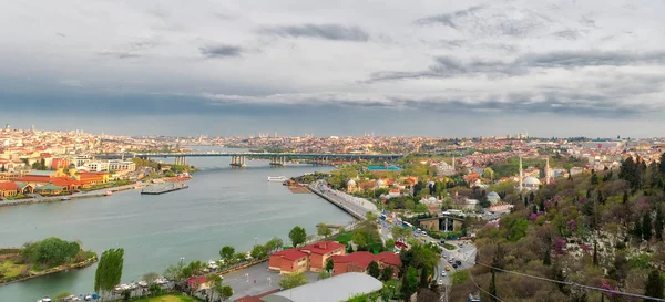 Estambul vista desde la estación Pierre Loti Teleferik con vistas al Cuerno de Oro, Distrito Eyup, Estambul, Turquía — Foto de Stock