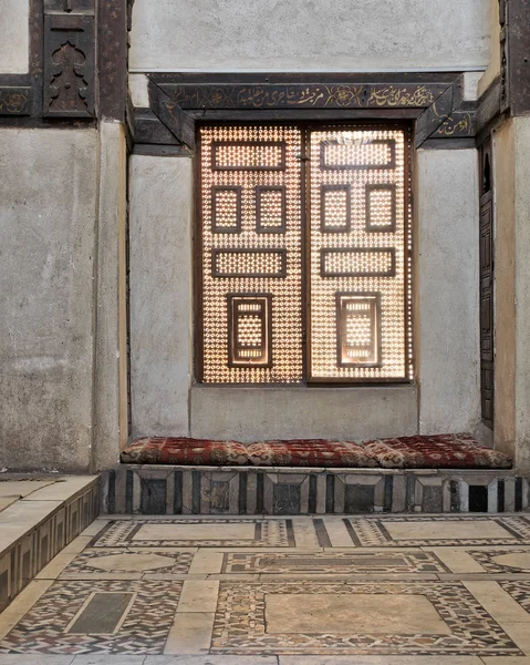 Ventana de madera entrelazada (Mashrabiya) con sofá incorporado, El Cairo medieval, Egipto — Foto de Stock