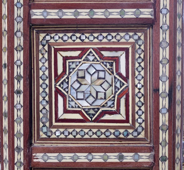 Arabeske nahtlose Muster auf einem alten hölzernen Teetisch — Stockfoto