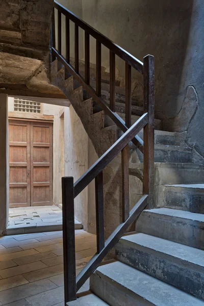 木製手すりとバック グラウンドでは木製の華やかな密室階段を昇順 — ストック写真