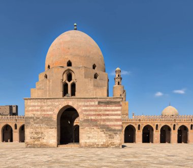 Ibn Tulun Camii Minare uzak mesafe, Kahire, Mısır ile abdest Çeşmesi