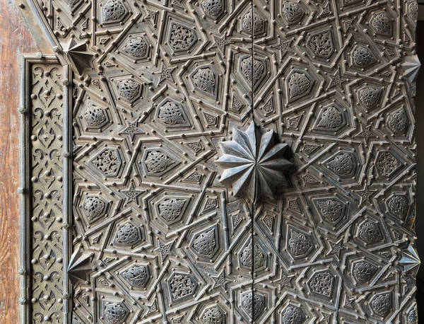 Ozdoby z bronzu deska zdobené hlavní brány z Manial Palace of Prince Mohammed Ali, Káhira, Egypt — Stock fotografie