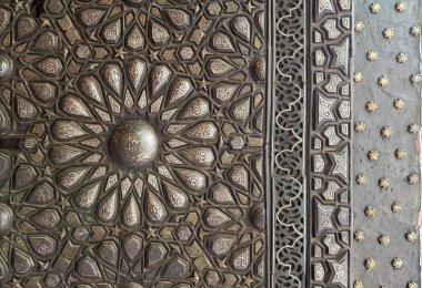 Süsler bronz-plaka süslü kapının residence Hall, Manial Sarayı, Prince Mohammed Ali Tewfik, Cairo, Mısır