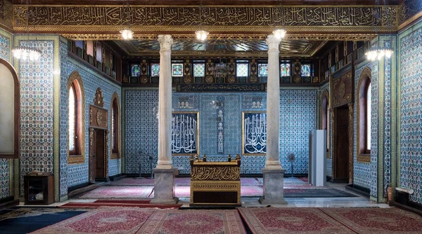Mezquita pública del Palacio Manial del Príncipe Mohammed Ali con techos dorados de madera, El Cairo, Egipto — Foto de Stock