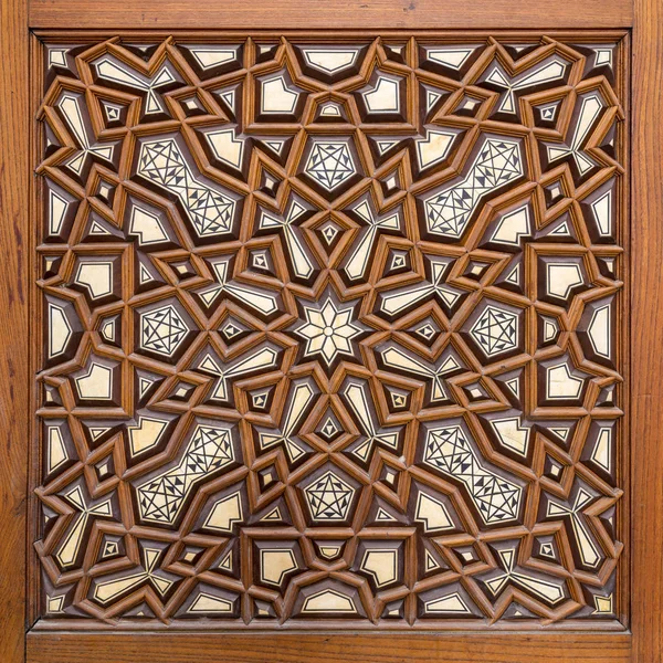 Tatlı bir yaşlı yaşlı bir şekilde dekore edilmiş ahşap kapı Arabesk süsler