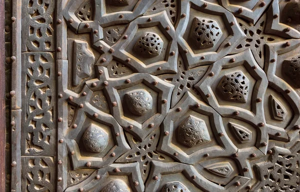 Прикраси з бронзової плити орнаментальних дверей — стокове фото