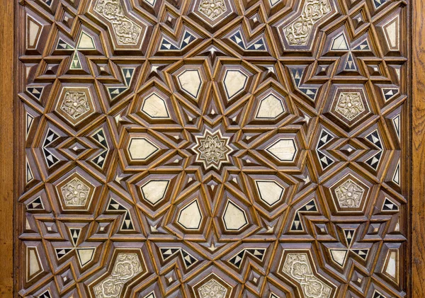 Fechar-se de ornamentos arabescos de uma velha porta de madeira decorada, Cairo, Egito — Fotografia de Stock