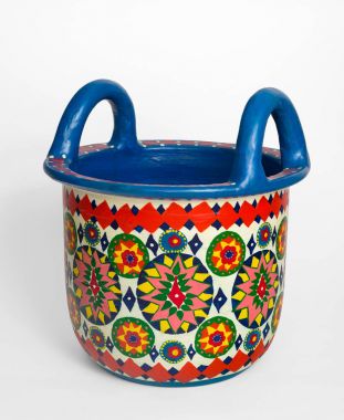 El yapımı sanatsal iki kulplu sepet renkli bir şekilde dekore edilmiş seramik boyalı