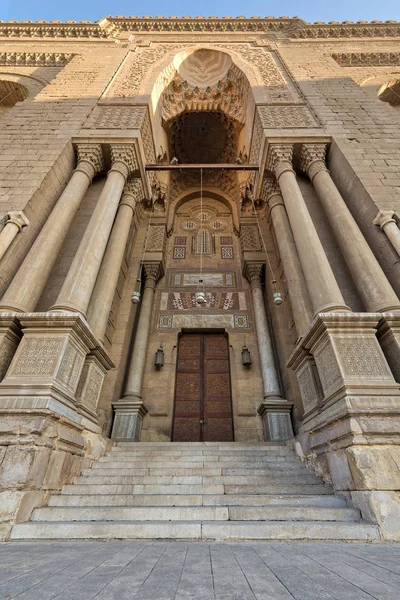 닫힌된 꾸며진된 나무로 되는 문, 화려한 열, 화려한 recessed 돌 벽과 계단, 카이로, 이집트 알루미늄 Rifai 모스크의 입구 — 스톡 사진