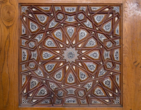 Closeup arabesque ornamenty starého věku zdobené dřevěné dveře — Stock fotografie