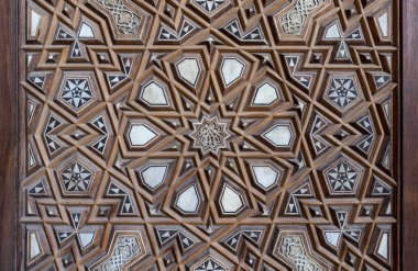 Closeup Arabesk süsler bir eski yaşlı bir şekilde dekore edilmiş ahşap kapı, Cairo, Mısır