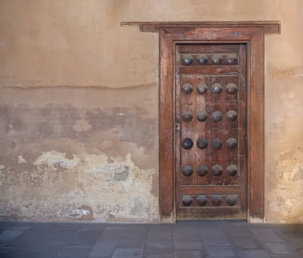 Grunge puerta de madera envejecida en la pared de piedra grunge —  Fotos de Stock