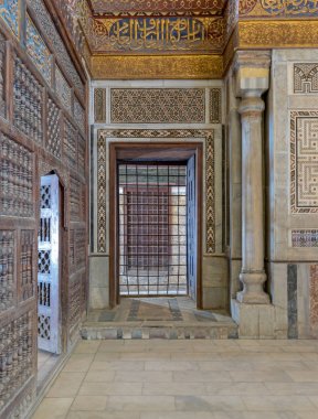 Sultan Kalavun Türbesi kenotaph çevreleyen süslü mermer duvarların iç görünüm, Sultan Kalavun karmaşık parçası Al Moez sokakta, eski Kahire, Mısır yer.