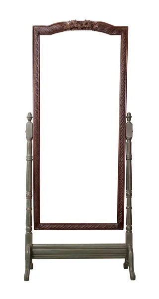 Antika ahşap süslü dikdörtgen cheval pansuman ayna duran izole kırpma yolu da dahil olmak üzere beyaz arka plan üzerinde koyu yeşil ve kahverengi renk boyalı