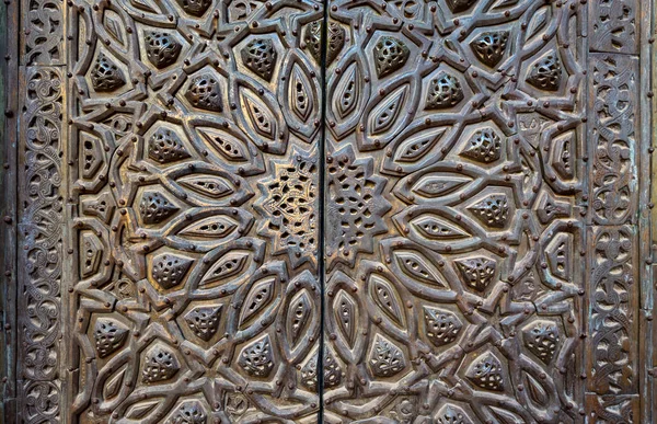 Ornements de porte ornée de plaques de bronze — Photo