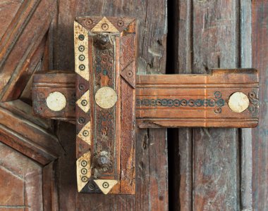 Ahşap bir kapı üzerinde ahşap yaşlı süslü mandal