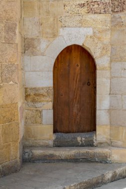Grunge ahşap kemerli kapı dış taş tuğla duvar arası