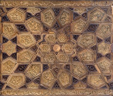Ayyubid stil paneli ile katıldı ve geometrik ve floral desenler ahşap dekorasyon oyulmuş