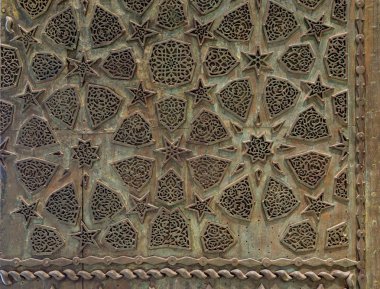 Bronz-plaka süsler yaşlı bir kapı