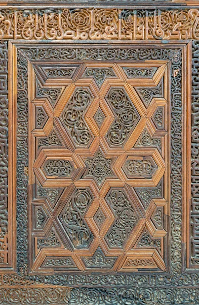 Patrones grabados florales árabes de hoja de puerta adornada de madera — Foto de Stock