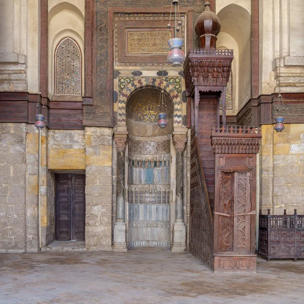 Nicho (Mihrab) y púlpito (Minbar) de la Mezquita del Sultán Qalawun, Calle Moez, El Cairo Antiguo, Egipto — Foto de Stock