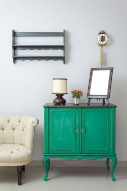 Boş tahta süslü kahverengi masaüstü fotoğraf çerçevesi, çiçek ekici, Masa lambası ve belgili tanımlık fotoğraf çerçevelemek için kırpma yolu da dahil olmak üzere krem küvet sandalye ahşap yeşil vintage büfe