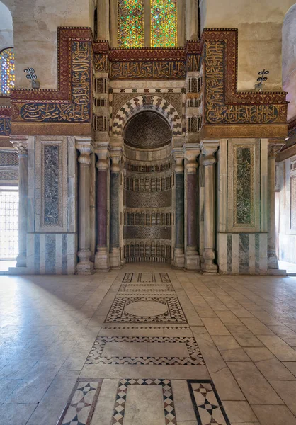 Mausoleo del sultán Qalawun con nicho de mármol colorido decorado (Mihrab) incrustado en la pared de mármol ornamentado, y vidrieras de colores, Moez Street, El Cairo, Egipto — Foto de Stock