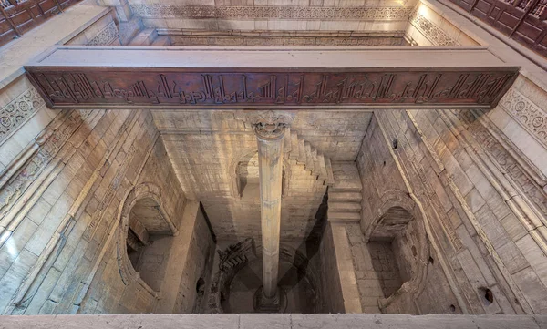 Pozo profundo del edificio del Nilómetro con una columna en el medio calibrada para medir el nivel del río Nilo, data de 715 dC, El Cairo, Egipto —  Fotos de Stock