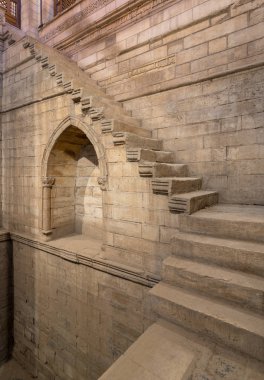 Derin bir iyi duvarlarının çevreleyen taş merdiven