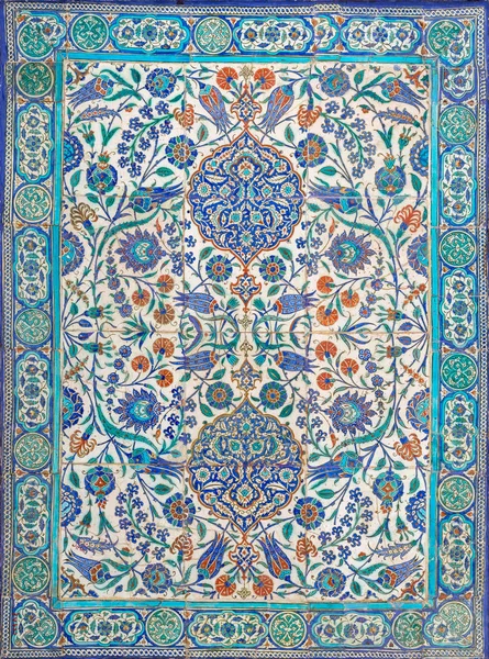 Baldosas de cerámica vidriada estilo otomano de Iznik (Turquía) decoradas con ornamentaciones florales — Foto de Stock