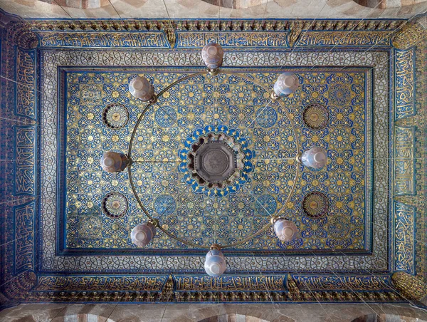 Sierlijke plafond met blauwe en gouden floral patroon decoraties bij Sultan Barquq moskee, Cairo, Egypte — Stockfoto