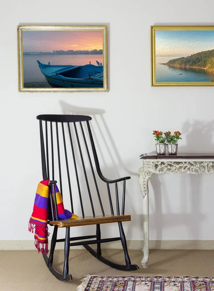 Silla mecedora clásica y dos libros antiguos sobre mesa vintage de estilo antiguo sobre fondo de pared blanquecina con camino de recorte para pinturas — Foto de Stock