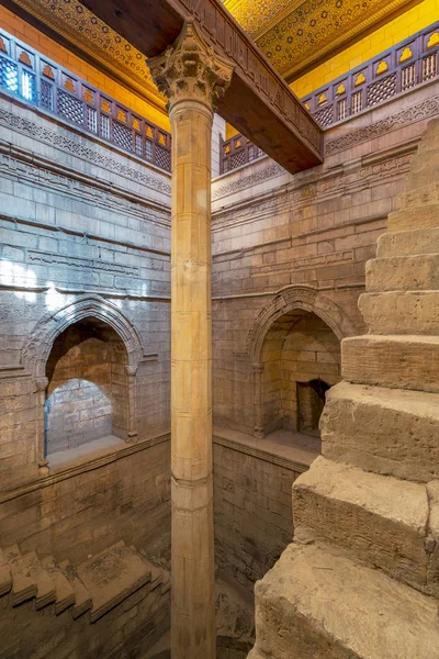 Pozo profundo del edificio del Nilómetro con una columna calibrada para medir el nivel del río Nilo y parte de la escalera que rodea el pozo, río Nilo, El Cairo, Egipto —  Fotos de Stock