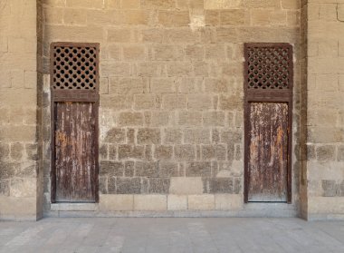 İki eski terk edilmiş taş tuğla duvar ahşap kapı ve pencereler ahşap ızgara ile kaplı yıpranmış eski Kahire, Mısır