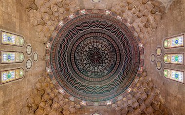 Renkli bir şekilde dekore edilmiş boyalı kubbe, tavan Al Zaher Barquq Türbesi ile vitray pencereler, Cairo, Mısır