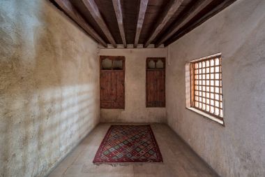 El Sehemy house, katıştırılmış ahşap dolap, ahşap pencere ve renkli halı, Kahire, Mısır tarihi eski bir ev, Oda