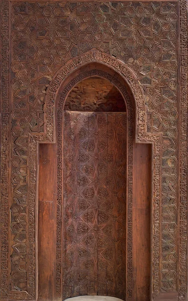 파티마 시대 스타일 나무 조각된 mihrab (틈새) 꽃과 기하학적 패턴으로 장식 된 나무 벽에 — 스톡 사진