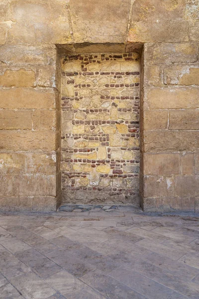 Marco empotrado en una vieja pared de ladrillos de piedra —  Fotos de Stock